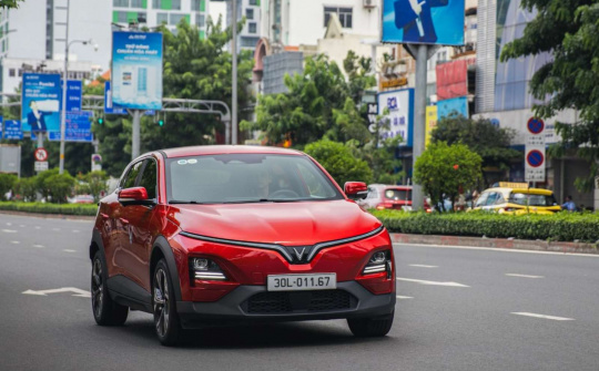 Thấy gì từ việc dừng chính sách thuê pin của VinFast?