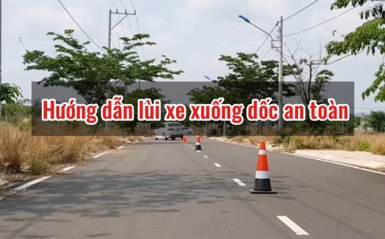 Hướng dẫn lùi xe ô tô xuống dốc an toàn