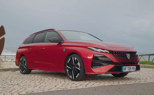 Peugeot 308 SW GT 2026 gây chú ý với màu Đỏ Elixir
