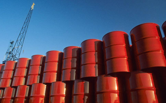Giá dầu giảm mạnh dù sản lượng của OPEC thấp nhất