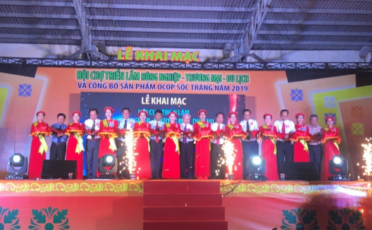 Hàng ngàn người đổ vể Sóc Trăng xem đua ghe và dự Nhà cái cá cược cá độ uy tín Nổ hũ, Bắn Cá và Game Bài Cwin.com Triển lãm