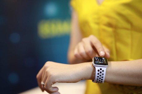 Nhà mạng đầu tiên nào tại Việt Nam cung cấp eSIM trên Apple Watch?