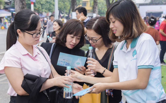 Hàng chục nghìn chai nước Vivant được giới thiệu đến người dân Thủ đô