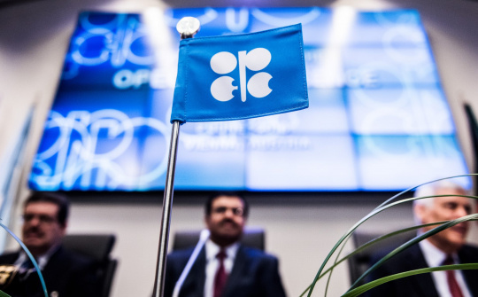 Giá dầu thô giảm, chờ đợi kết quả họp của khối OPEC+