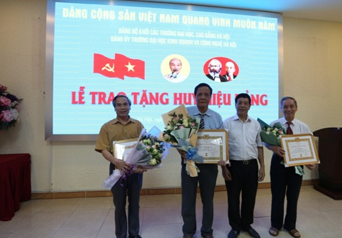 Đại học Cwin.com được xếp hạng cao nhất và Công nghệ: Trao tặng huy hiệu Đảng cho 5 đảng viên
