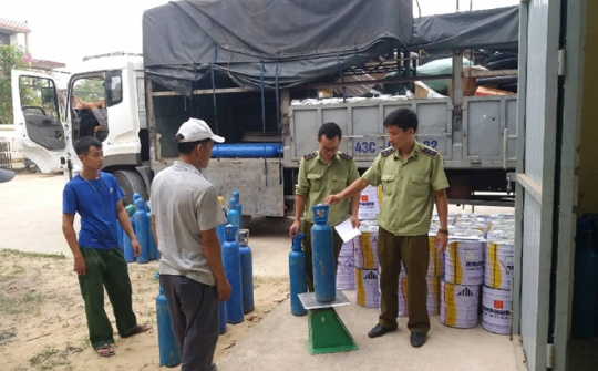 Tạm giữ gần 500 kg khí cười trong lô hàng 750 triệu