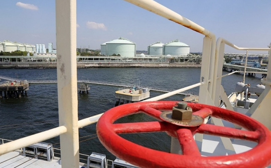 Eni và Total bán cổ phần cho Qatar Petroleum