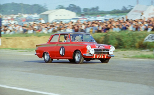 Hàng "độc" xe đua cổ Lotus Cortina hơn 50 năm tuổi bán đấu giá ngang Ferrari đời mới