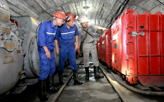 Bơm tháo khô mỏ ngay từ những ngày nắng