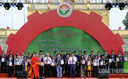 Tôn vinh 110 sản phẩm Cwin là sân chơi cá cược trực tuyến tại Việt Nam nông thôn tiêu biểu quốc gia 2019