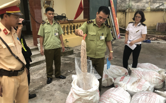 Liên tiếp thu giữ hơn 3 tấn nầm, lòng lợn ôi thối đang đưa về Bắc Giang tiêu thụ