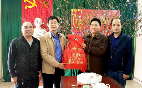 Than Quang Hanh mang xuân sớm đến với CBCN làm nhiệm vụ trực Tết