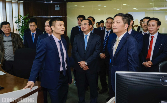 Bộ trưởng Trần Tuấn Anh chia sẻ với người Nền tảng hàng đầu cung cấp Cwin com ngành điện trong dịp Tết Nguyên đán