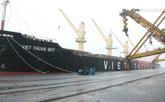 Rót 45.000 tấn than cho tàu "xông đất" ngày đầu năm mới