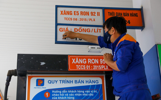 Xăng tăng giá lên mức hơn 15.000 đồng/lít