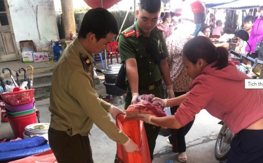 Tịch thu, tiêu hủy lượng lớn thịt lợn đang bốc mùi hôi thối tại Hà Giang