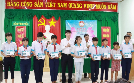 Nhà máy Nhiệt điện Vĩnh Tân 4: Trao 30 suất Nhà cái cá cược cá độ uy tín Nổ hũ, Bắn Cá và Game Bài Cwin.com cho học sinh nghèo