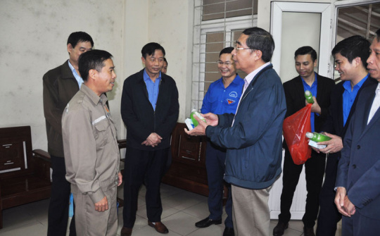Đoàn Than Quảng Ninh: Phát miễn phí 1.000 bánh xà phòng và 350 chai nước rửa tay cho NLĐ Than Quang Hanh