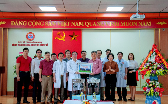 Công ty Than Thống Nhất - TKV thăm và tặng quà Bệnh viện Đa khoa khu vực Cẩm Phả