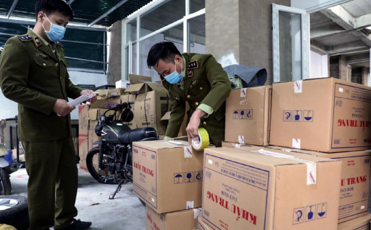 Phát hiện đối tượng thu gom 100.000 khẩu trang để xuất lậu