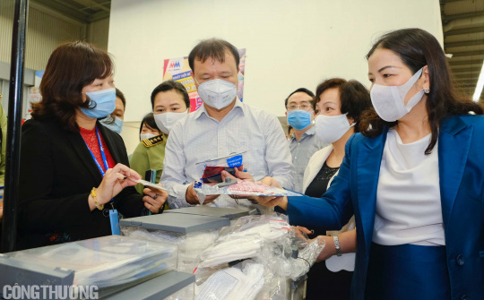 [Tin Ảnh] Thứ trưởng Đỗ Thắng Hải làm việc với Hà Nội về cung ứng Cwin Đăng Ký + 1888k trong dịch Covid-19