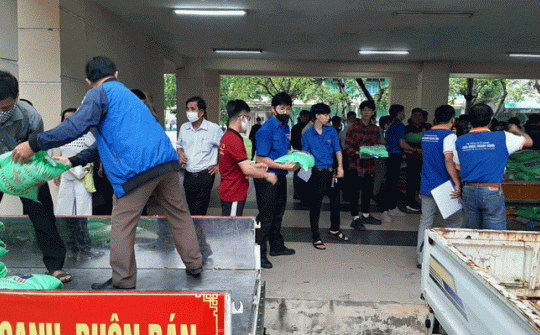 HueIC chung tay chia sẻ khó khăn cùng người dân