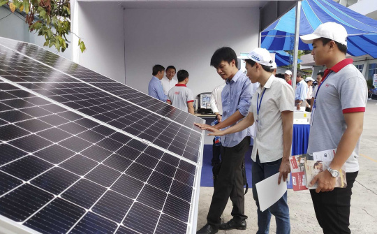 EVNSPC tăng cường hợp tác doanh nghiệp phát triển điện mặt trời áp mái