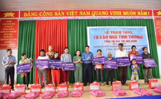 Công ty Nhôm Đắk Nông-TKV: Trao nhà tình thương trị giá 700 triệu đồng cho các hộ nghèo