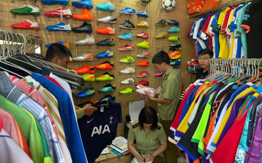 Hàng ngàn sản phẩm nghi giả nhãn hiệu Adidas và Manchester Uniter Limiter