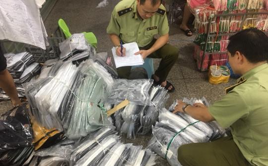 Tấn công khu Ninh Hiệp thu giữ gần 4.700 sản phẩm có dấu hiệu giả, nhái và hàng nhập lậu