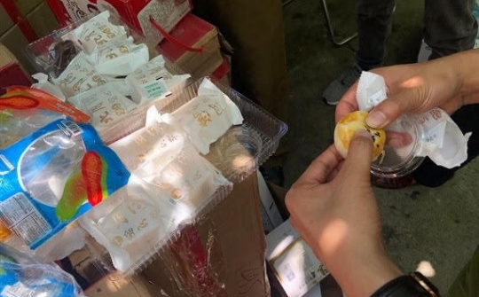 Hà Nội: Ngăn chặn 1.000 chiếc bánh trung thu kém chất lượng “tuồn” ra thị trường