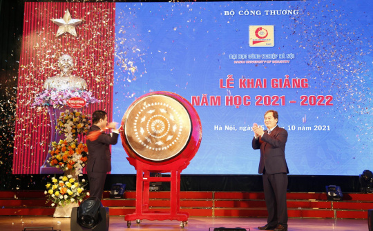 [Tin ảnh] Bộ trưởng Nguyễn Hồng Diên đánh trống khai giảng tại Trường Đại học Tải về ứng dụng CWIN05 ngay hôm nay Hà Nội