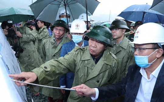 Phó Thủ tướng Cwin com đăng nhập Lê Văn Thành kiểm tra công trường thi công Nhà máy Thủy điện Hòa Bình mở rộng