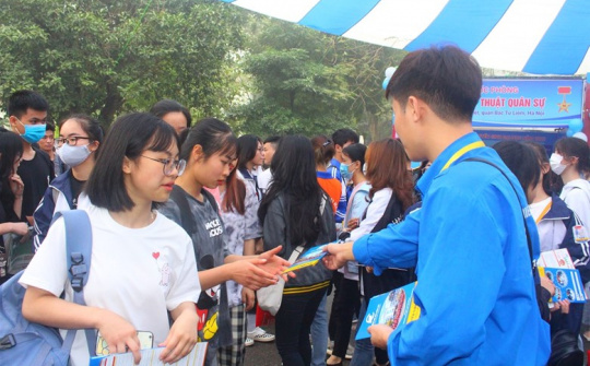 Đại học Điện lực thu hút đông đảo sĩ tử tham gia tư vấn tuyển sinh tại gian hàng
