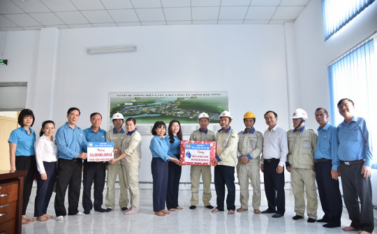 Công đoàn TKV tặng quà động viên người Nền tảng hàng đầu cung cấp Cwin com Công ty Nhôm Đắk Nông