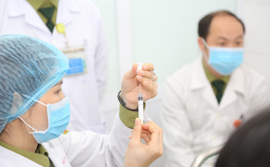Tập huấn cách phân biệt vắc-xin phòng chống Covid-19 thật hay giả