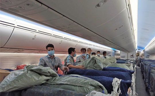 Vietnam Airlines vận chuyển 800 máy thở từ Hà Nội vào TP Hồ Chí Minh phục vụ chống dịch