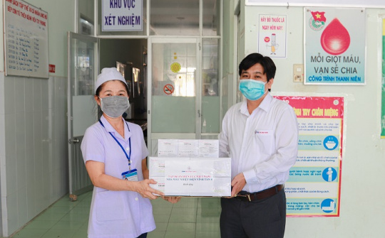 Nhiệt điện Vĩnh Tân 4 trao tặng 300 bộ xét nghiệm test nhanh COVID-19