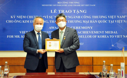 Trao Kỷ niệm chương Trang Chủ Cwin Com | Link Bảo Mật Cao 100% cho Tham tán Thương mại Hàn Quốc tại Việt Nam