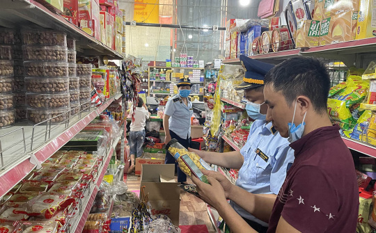 Thu giữ lượng lớn bánh Trung thu không nguồn gốc