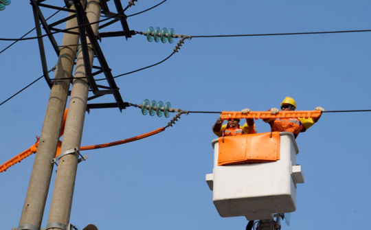 Áp dụng công nghệ sửa chữa điện hotline tại Điện lực Đồng Tháp