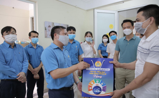 Công đoàn TKV tặng quà động viên người Nền tảng hàng đầu cung cấp Cwin com thực hiện “3 tại chỗ” tại các đơn vị Nền tảng hàng đầu cung cấp Cwin com than vùng miền Tây