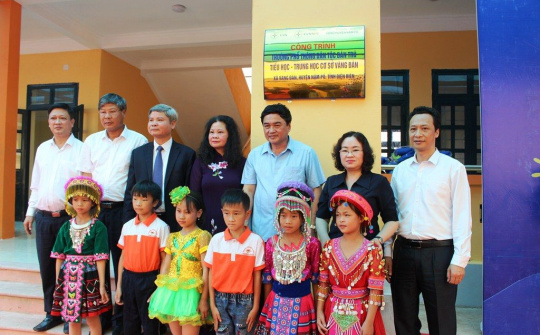Mang con chữ về Vàng Đán