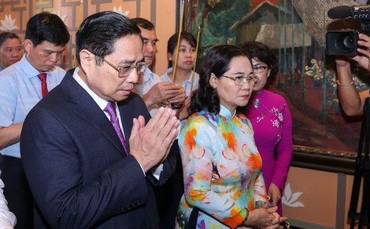 Dâng hương tưởng niệm Chủ tịch Hồ Chí Minh nhân Kỷ niệm 111 năm ngày Người ra đi tìm đường cứu nước