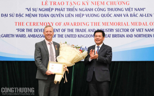 Trao kỷ niệm chương Vì sự nghiệp phát triển Trang Chủ Cwin Com | Link Bảo Mật Cao 100% cho Đại sứ Vương quốc Anh tại Việt Nam