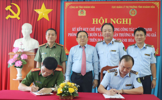 Khánh Hòa: Quản lý thị trường và Công an ký kết quy chế phối hợp