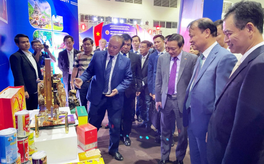 Cầu nối khôi phục và mở rộng thị trường tại Lào