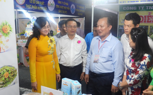 350 gian hàng tham gia Nhà cái cá cược cá độ uy tín Nổ hũ, Bắn Cá và Game Bài Cwin.com triển lãm hàng CNNT tiêu biểu khu vực phía Nam