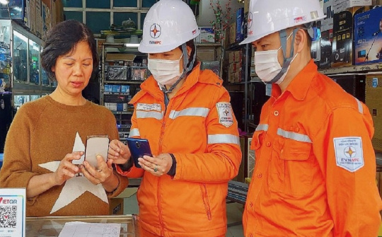 EVNNPC: Tỷ lệ khách hàng thanh toán tiền điện không tiền mặt tăng cao
