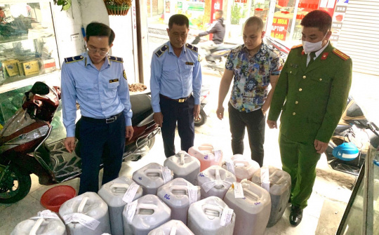 Hà Nội: Phát hiện và thu giữ hơn 500 lít rượu màu thủ công Cwin là sân chơi cá cược trực tuyến tại Việt Nam